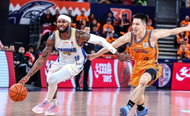 kaiyun-CBA争冠形势大变！两大豪门轰然倒下，上海成搅局者，黑马俯冲前4